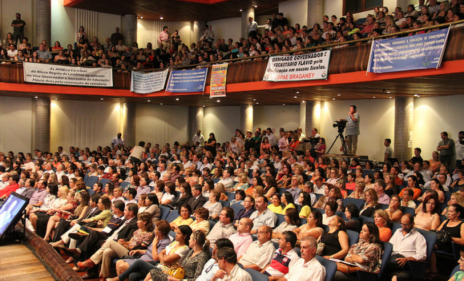 O governador Beto Richa lançou o programa Todos Iguais pela Educação, que garante para este ano um investimento de R$ 436 milhões nas escolas de ensino básico na modalidade educação especial.<br />
<br />
Veja mais fotos em: <a href=" http://www.flickr.com/photos/flavioarns/sets/72157632915877800/" target="_blank"> http://www.flickr.com/photos/flavioarns/</a>