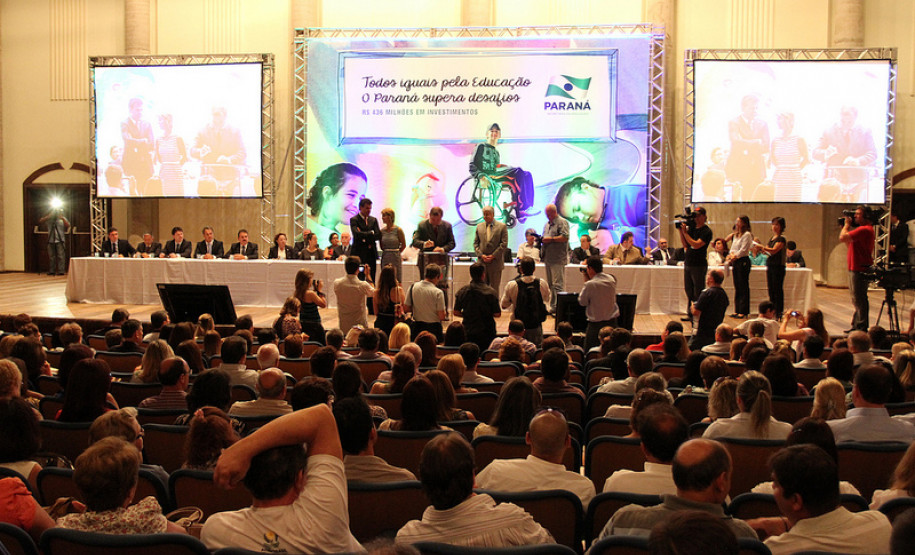 O governador Beto Richa lançou o programa Todos Iguais pela Educação, que garante para este ano um investimento de R$ 436 milhões nas escolas de ensino básico na modalidade educação especial.<br />
<br />
Veja mais fotos em: <a href=" http://www.flickr.com/photos/flavioarns/sets/72157632915877800/" target="_blank"> http://www.flickr.com/photos/flavioarns/</a>