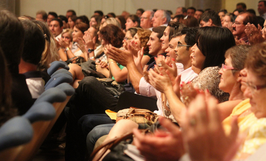 O governador Beto Richa lançou o programa Todos Iguais pela Educação, que garante para este ano um investimento de R$ 436 milhões nas escolas de ensino básico na modalidade educação especial.<br />
<br />
Veja mais fotos em: <a href=" http://www.flickr.com/photos/flavioarns/sets/72157632915877800/" target="_blank"> http://www.flickr.com/photos/flavioarns/</a>