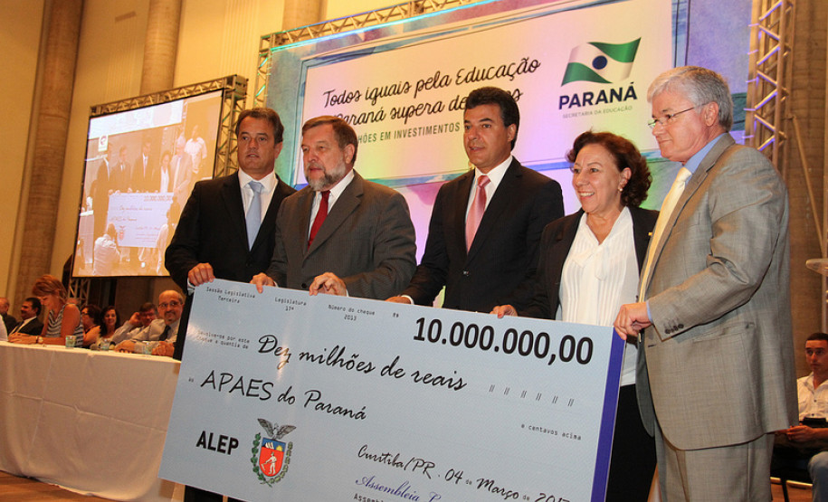 O governador Beto Richa lançou o programa Todos Iguais pela Educação, que garante para este ano um investimento de R$ 436 milhões nas escolas de ensino básico na modalidade educação especial.<br />
<br />
Veja mais fotos em: <a href=" http://www.flickr.com/photos/flavioarns/sets/72157632915877800/" target="_blank"> http://www.flickr.com/photos/flavioarns/</a>