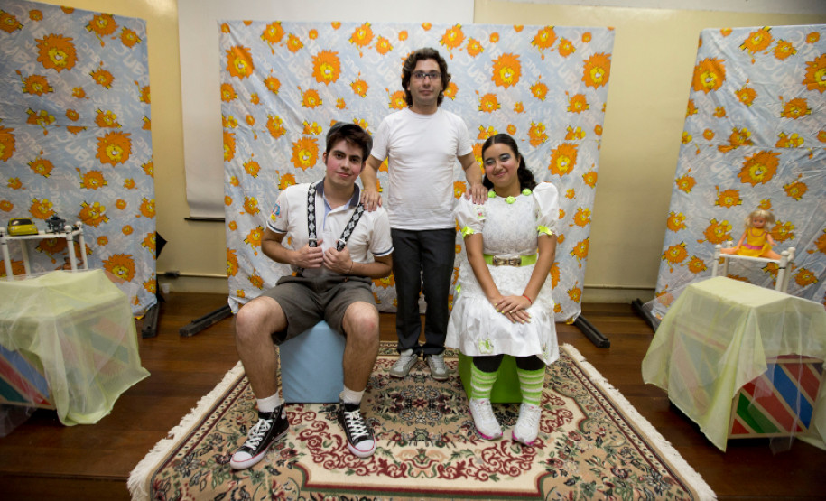 Bullying nas escola é tema de peça de teatro 05-03-13 - Peça de Teatro no CEEP - Centro Estadual Educacional Profissional de Curitiba, na foto professor Marco e os alunos Joao e Tamires.