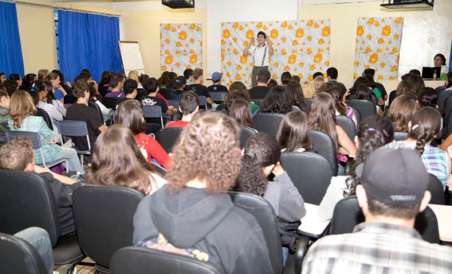 Bullying nas escola é tema de peça de teatro 05-03-13 - Peça de Teatro no CEEP - Centro Estadual Educacional Profissional de Curitiba.