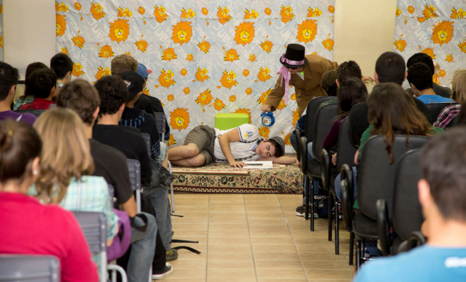 Bullying nas escola é tema de peça de teatro 05-03-13 - Peça de Teatro no CEEP - Centro Estadual Educacional Profissional de Curitiba.