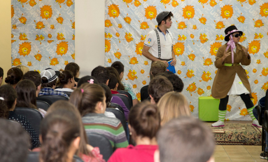 Bullying nas escola é tema de peça de teatro 05-03-13 - Peça de Teatro no CEEP - Centro Estadual Educacional Profissional de Curitiba.