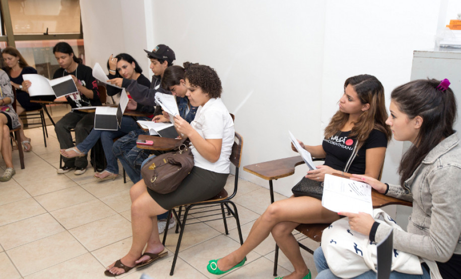 Roda de leitura para jovens e adultos 05-03-13 - Curitiba - Roda de Leitura com o palestrante Alisson Freyer.
