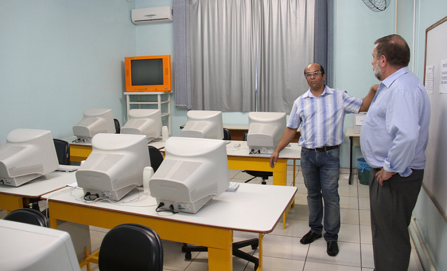 Escola Estadual Cristo Rei. <br />
<br />
Veja mais fotos em: <a href=" http://www.flickr.com/photos/flavioarns/sets/72157632937389684/ " target="_blank"> www.flickr.com/photos/flavioarns/ </a>