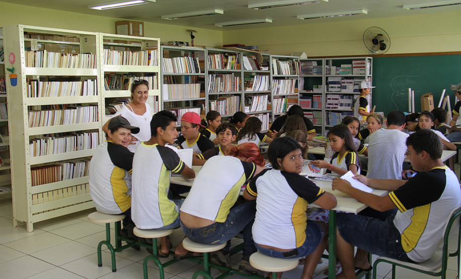 Colégio Estadual Léo Flach. <br />
<br />
Veja mais fotos em: <a href=" http://www.flickr.com/photos/flavioarns/sets/72157632937160930/ " target="_blank"> www.flickr.com/photos/flavioarns/ </a>