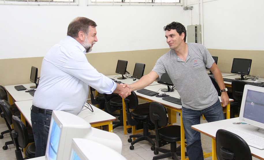 Colégio Estadual 29 de Abril.<br />
<br />
Veja mais fotos em: <a href=" http://www.flickr.com/photos/flavioarns/sets/72157632939505475/" target="_blank"> http://www.flickr.com/photos/flavioarns </a>