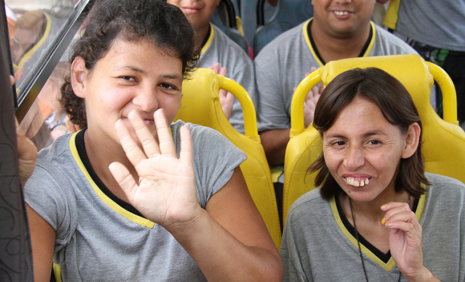 Entrega de ônibus adaptado para a prefeitura de Guaratuba.<br />
<br />
Veja mais fotos em: <a href=" http://www.flickr.com/photos/flavioarns/sets/72157632939731363/" target="_blank"> http://www.flickr.com/photos/flavioarns </a>