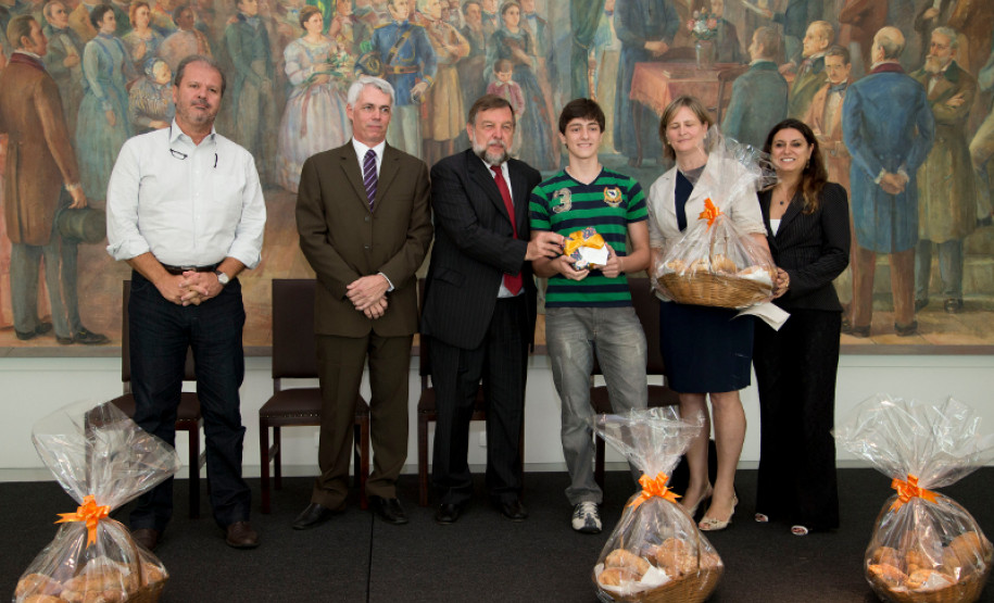 Concurso literário sobre o pão premia alunos 08-03-13 - Palácio Iguaçu - Cerimônia de entrega da premiação do concurso A Arte de Contar e Poetizar o Pão, aluno Lucas Ribeiro Mendes aluno do nono ano do Colégio Estadual Unidade Polo da cidade de Campo Mourão.