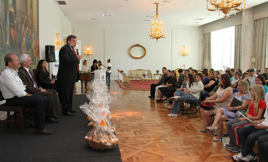 Concurso literário sobre o pão premia alunos “A Arte de contar e poetizar o pão" é uma parceria entre a Secretaria e o Sindicato da Indústria de Panificação e Confeitaria do Estado do Paraná.<br />
<br />
Veja mais fotos em: <a href=" http://www.flickr.com/photos/flavioarns/sets/72157632944608769/" target="_blank"> http://www.flickr.com/photos/flavioarns/</a>