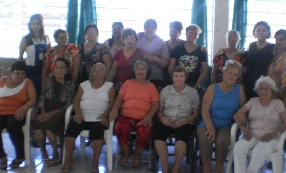 A equipe da Coordenação do Programa Brasil Alfabetizado e Paraná Alfabetizado do Núcleo Regional de educação de Toledo e a turma de alfabetização que se reúne na Associação de Moradores do bairro Tancredo Neves, em Toledo, participaram de um café cultural realizado nessa sexta-feira (08) para marcar o Dia Internacional da Mulher.