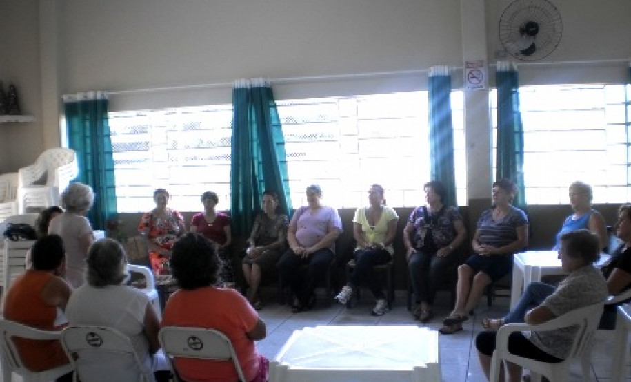 A equipe da Coordenação do Programa Brasil Alfabetizado e Paraná Alfabetizado do Núcleo Regional de educação de Toledo e a turma de alfabetização que se reúne na Associação de Moradores do bairro Tancredo Neves, em Toledo, participaram de um café cultural realizado nessa sexta-feira (08) para marcar o Dia Internacional da Mulher.