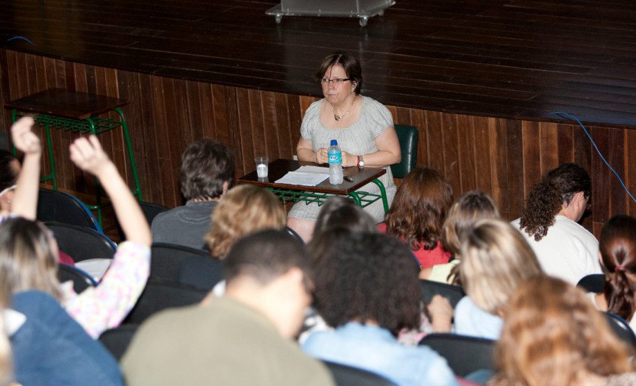 08-03-13 - palestra no Colégio Militar do Paraná da professora Maria Auxiliadora Schmidt, professora de Metodologia e Prática do Ensino de História da Universidade Federal do Paraná (UFPR).