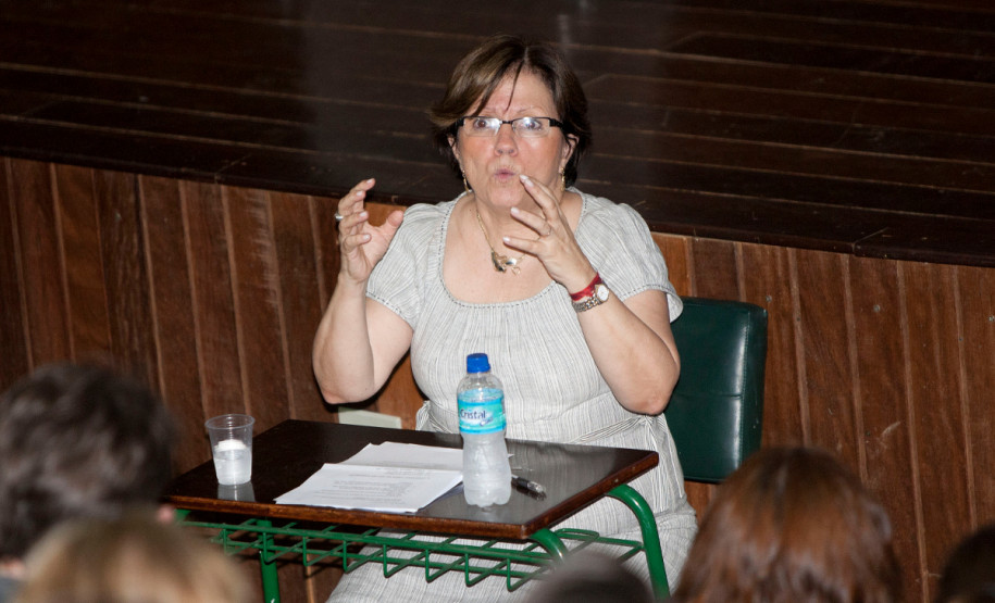 08-03-13 - palestra no Colégio Militar do Paraná da professora Maria Auxiliadora Schmidt, professora de Metodologia e Prática do Ensino de História da Universidade Federal do Paraná (UFPR).