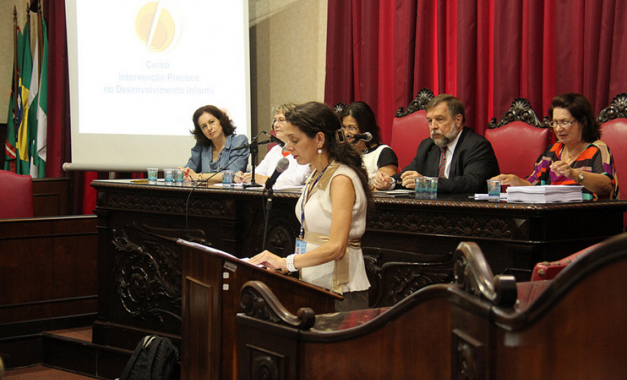 Intervenção precoce permite que sejam identificados problemas que interferem no desenvolvimento infantil, e que sejam propostas ações adequadas.<br />
<br />
Veja mais fotos em: <a href=" http://www.flickr.com/photos/flavioarns/sets/72157632968067381/" target="_blank"> http://www.flickr.com/photos/flavioarns/</a>