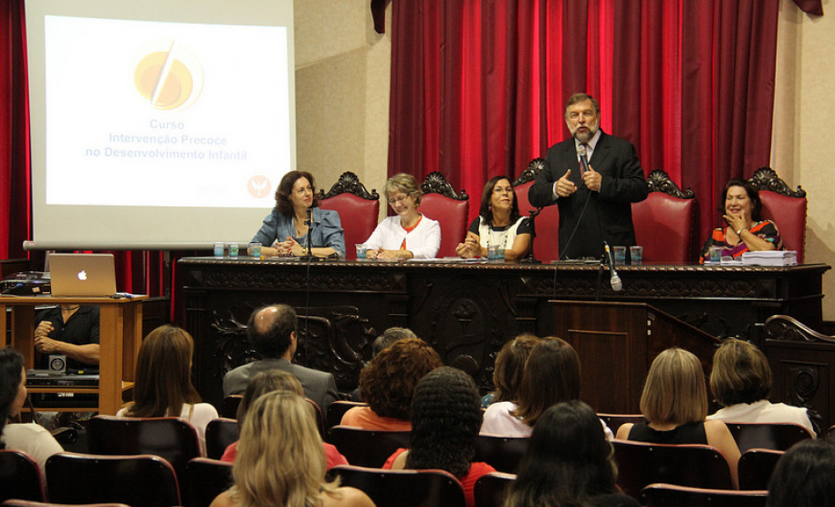 Intervenção precoce permite que sejam identificados problemas que interferem no desenvolvimento infantil, e que sejam propostas ações adequadas.<br />
<br />
Veja mais fotos em: <a href=" http://www.flickr.com/photos/flavioarns/sets/72157632968067381/" target="_blank"> http://www.flickr.com/photos/flavioarns/</a>