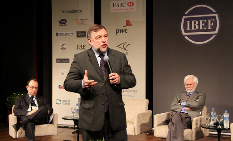 Flávio Arns discute formação e qualificação no CONEF 2011