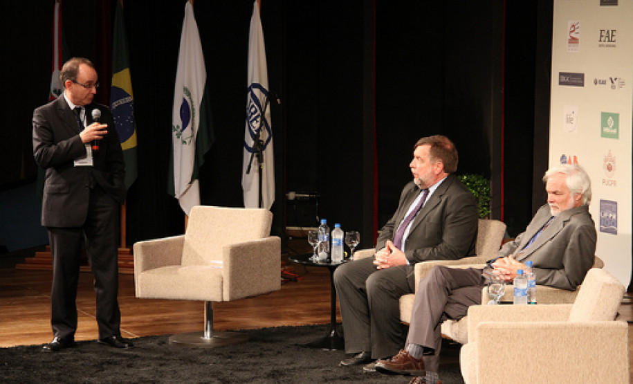 Flávio Arns discute formação e qualificação no CONEF 2011