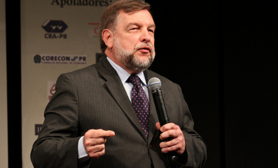 Flávio Arns discute formação e qualificação no CONEF 2011