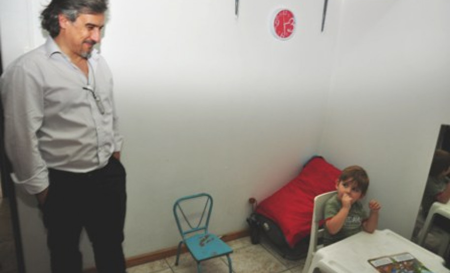 Representantes do Departamento de Educação Especial da Secretaria de Estado da Educação e professoras do curso de Psicologia da Universidade Federal do Paraná acompanharam nessa quarta-feira (13) a visita do professor do Departamento de Psicologia da Universidade de Évora, Portugal, Vitor Franco à Apae Curitiba. Franco é especialista na área de intervenção precoce no desenvolvimento infantil.