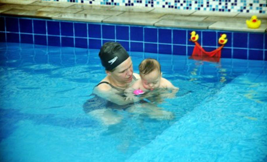 Representantes do Departamento de Educação Especial da Secretaria de Estado da Educação e professoras do curso de Psicologia da Universidade Federal do Paraná acompanharam nessa quarta-feira (13) a visita do professor do Departamento de Psicologia da Universidade de Évora, Portugal, Vitor Franco à Apae Curitiba. Franco é especialista na área de intervenção precoce no desenvolvimento infantil.
