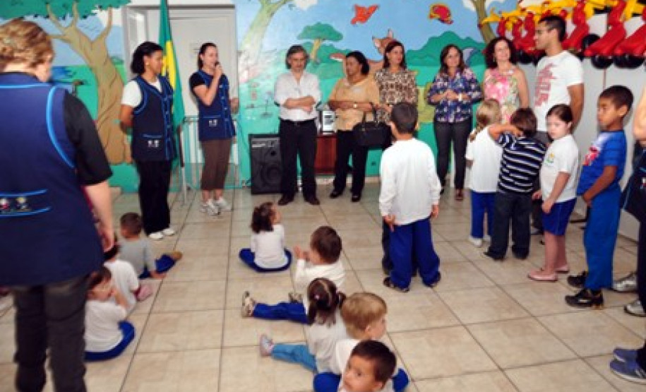 Representantes do Departamento de Educação Especial da Secretaria de Estado da Educação e professoras do curso de Psicologia da Universidade Federal do Paraná acompanharam nessa quarta-feira (13) a visita do professor do Departamento de Psicologia da Universidade de Évora, Portugal, Vitor Franco à Apae Curitiba. Franco é especialista na área de intervenção precoce no desenvolvimento infantil.