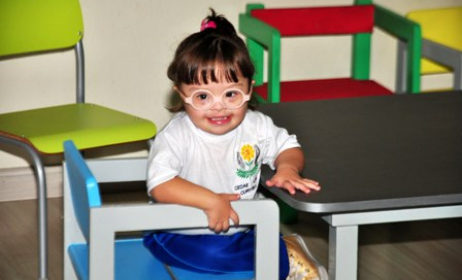 Representantes do Departamento de Educação Especial da Secretaria de Estado da Educação e professoras do curso de Psicologia da Universidade Federal do Paraná acompanharam nessa quarta-feira (13) a visita do professor do Departamento de Psicologia da Universidade de Évora, Portugal, Vitor Franco à Apae Curitiba. Franco é especialista na área de intervenção precoce no desenvolvimento infantil.