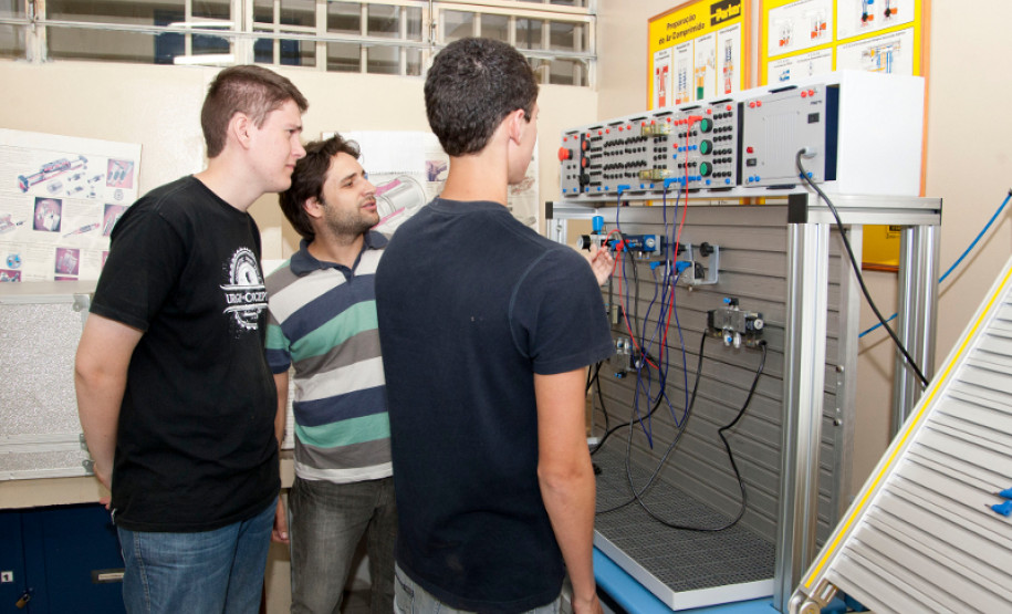 13-03-13 - CEEP - Centro Estadual Educacional Profissional, laboratórios de aula, laboratório de letromecanica professor Ranilson Antonio Chemin e os alunos André Nakoveztdinei de 17 anos e Erick Martins de 17 anos.