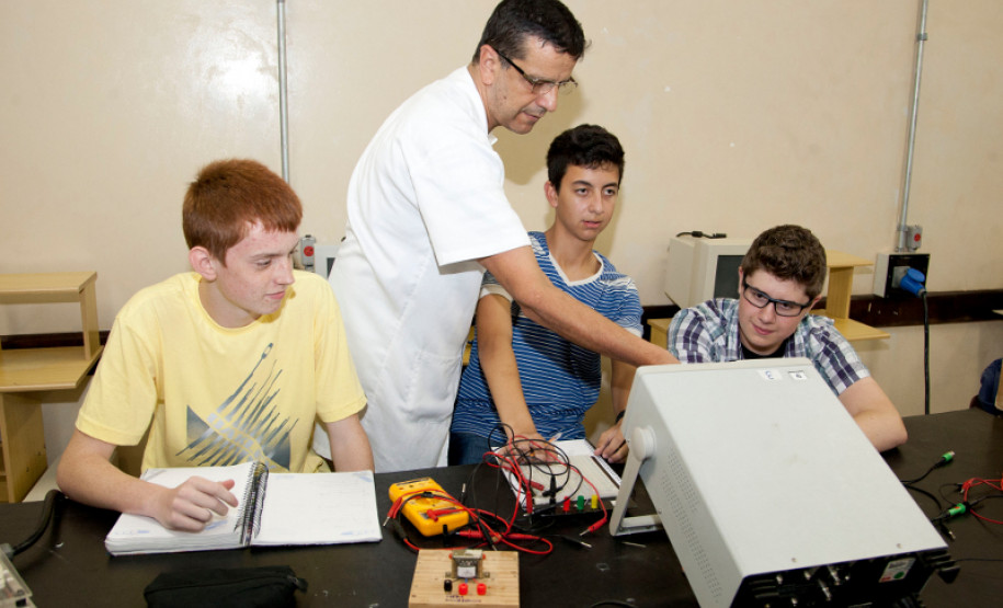 13-03-13 - CEEP - Centro Estadual Educacional Profissional, laboratórios de aula, estudantes do curso técnico em Eletrônica Analógica.
