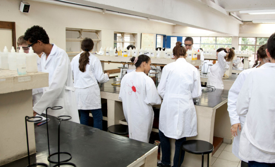 13-03-13 - CEEP - Centro Estadual Educacional Profissional, laboratórios de aula, aula de química analítica.