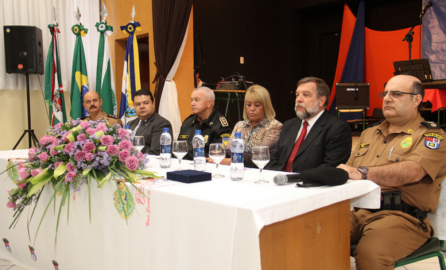 A cerimônia de comemoração foi nesta terça-feira (19), no Colégio Estadual Pedro Macedo, em Curitiba.<br />
<br />
Veja mais fotos em: <a href=" http://www.flickr.com/photos/flavioarns/sets/72157633032219385/" target="_blank"> http://www.flickr.com/photos/flavioarns</a>