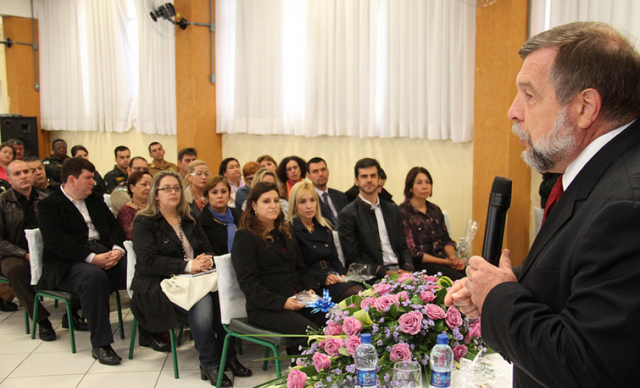 A cerimônia de comemoração foi nesta terça-feira (19), no Colégio Estadual Pedro Macedo, em Curitiba.<br />
<br />
Veja mais fotos em: <a href=" http://www.flickr.com/photos/flavioarns/sets/72157633032219385/" target="_blank"> http://www.flickr.com/photos/flavioarns</a>