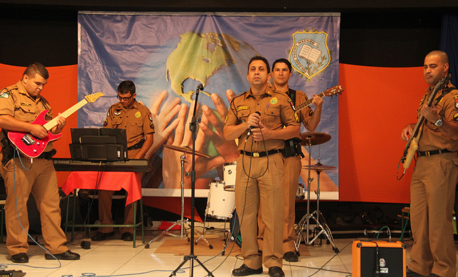 A cerimônia de comemoração foi nesta terça-feira (19), no Colégio Estadual Pedro Macedo, em Curitiba.<br />
<br />
Veja mais fotos em: <a href=" http://www.flickr.com/photos/flavioarns/sets/72157633032219385/" target="_blank"> http://www.flickr.com/photos/flavioarns</a>