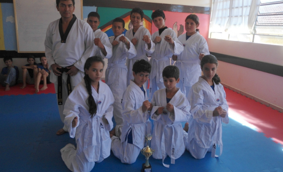 Estudante pratica a modalidade há oito meses, em atividade de contraturno, no Colégio Estadual Jardim Interlagos, em Cascavel.