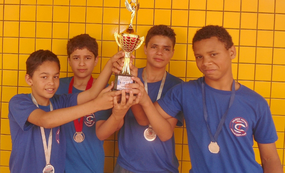Estudante pratica a modalidade há oito meses, em atividade de contraturno, no Colégio Estadual Jardim Interlagos, em Cascavel.