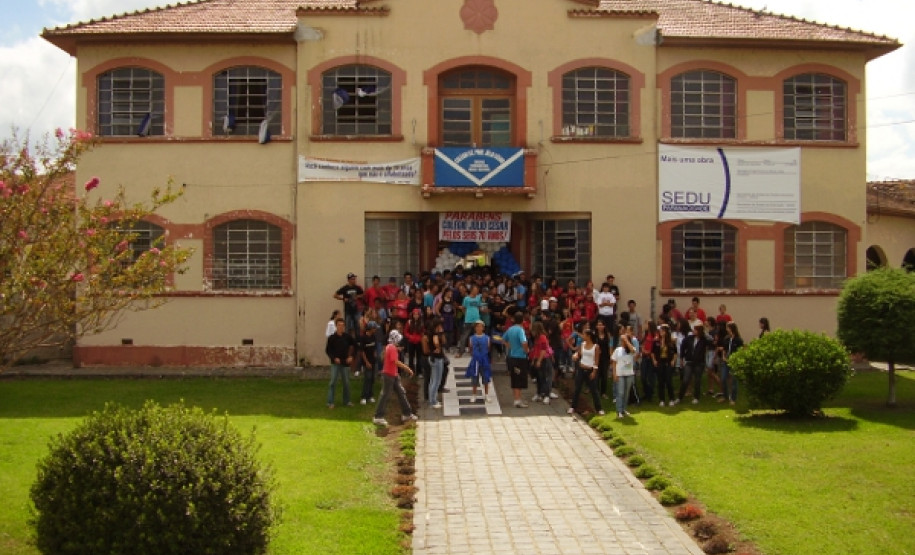 O Colégio Estadual Professor Júlio César, em Rebouças, Sudoeste, receberá reparos gerais no prédio e terá mais duas salas de aulas.