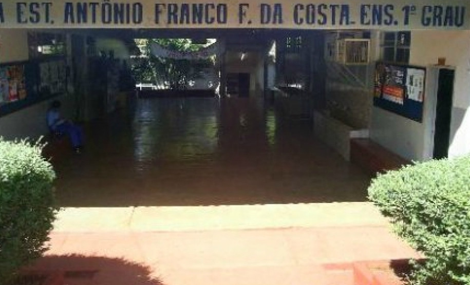 Em Formosa do Oeste, a Escola Estadual Antônio Franco Ferreira da Costa, passa por uma reforma geral nas redes hidráulicas e elétricas, além de melhorias na cozinha, banheiros e quadra de esporte e acessibilidade na parte interna e nas calçadas externas.