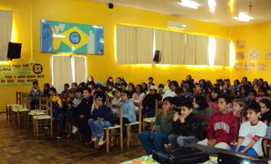 Em Santo Antonio do Sudoeste, professores trabalharam a multidisciplinaridade para realizar evento sobre Cultura e Diversidade.