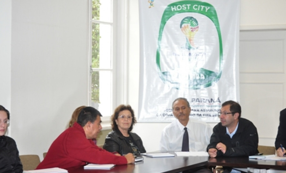 A Copa do Mundo 2014 será tema de aula nas escolas da rede estadual de educação do Paraná. A proposta Caderno de Orientações Pedagógicas Copa Fifa 2014, que está sendo elaborada pela Secretaria da Educação, foi apresentada nessa quarta-feira (20), durante reunião da Câmara da Educação e Cultura da Secretaria Especial para Assuntos da Copa do Mundo.