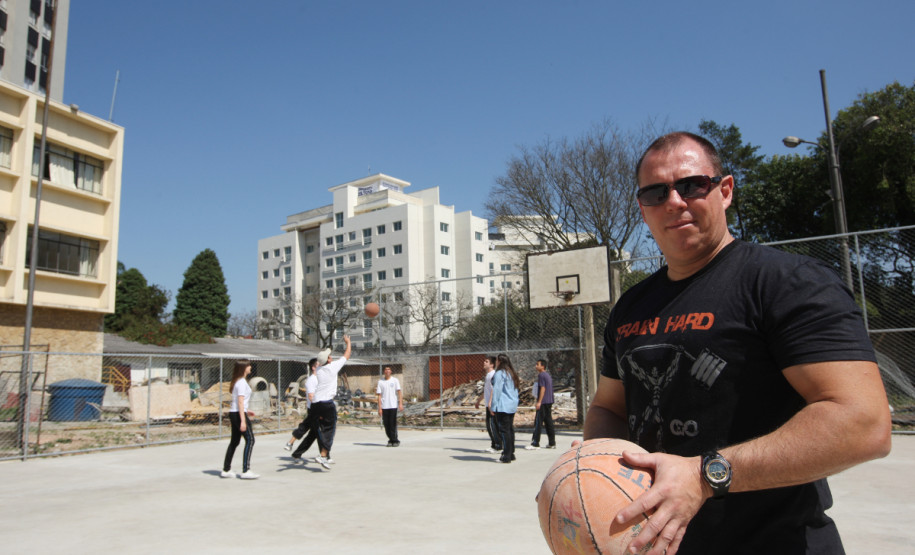 Educação Física no Colégio Estadual Pedro Macedo, em Curitiba, 2011.