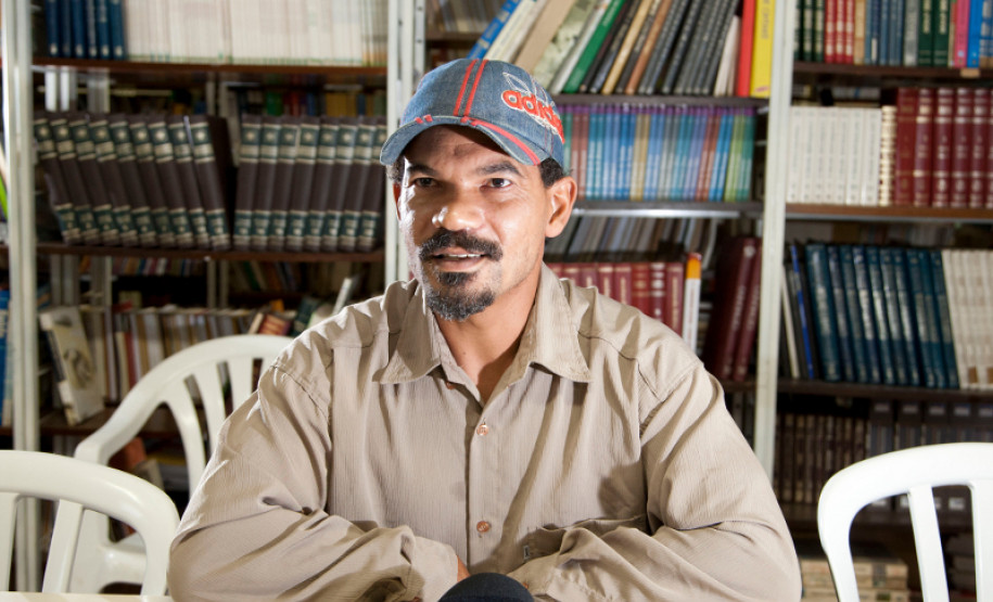 20-03-13 - Curitiba - Valdemir Aparecido Moraes estuda Segurança no Trabalho.