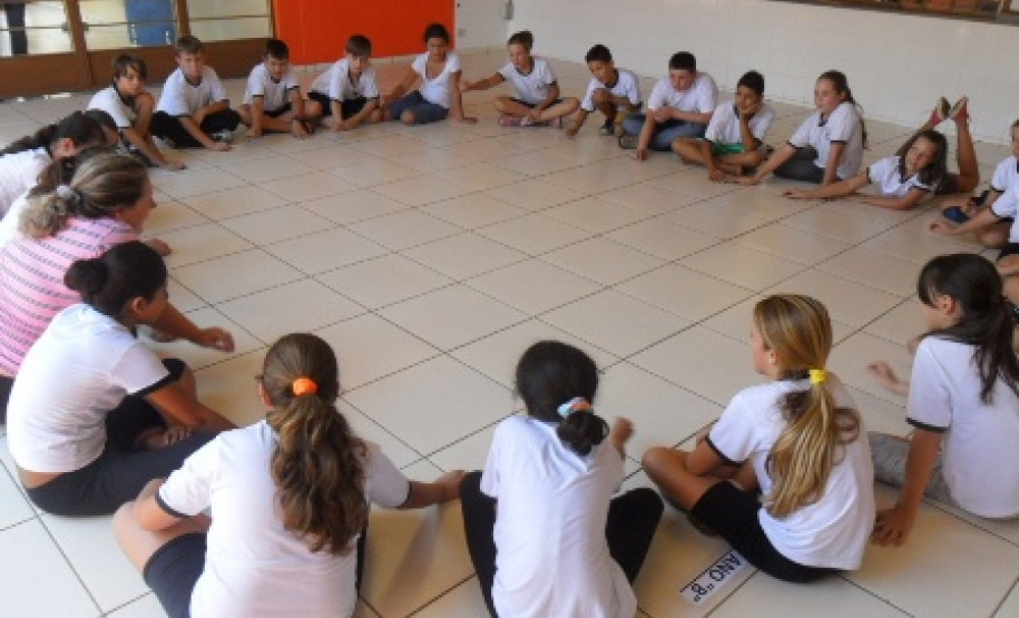 Os 180 alunos do 6º ao 9º anos do ensino fundamental do Colégio Rocha Pombo, agora têm uma grade horária mesclada com disciplinas da grade curricular comum e as diversificadas.