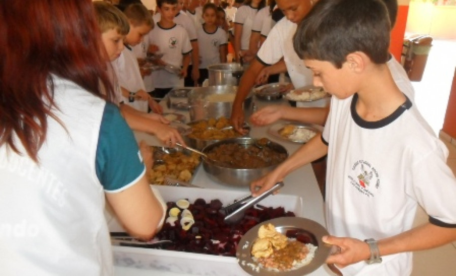 Outras mudanças também acontecem na infrestrutura da escola. Além da adequação dos espaços para atender melhor os alunos, há um aumento no número de refeições. Agora, são quatro vezes por dia: café na manhã, lanche da manhã, almoço e lanche da tarde.