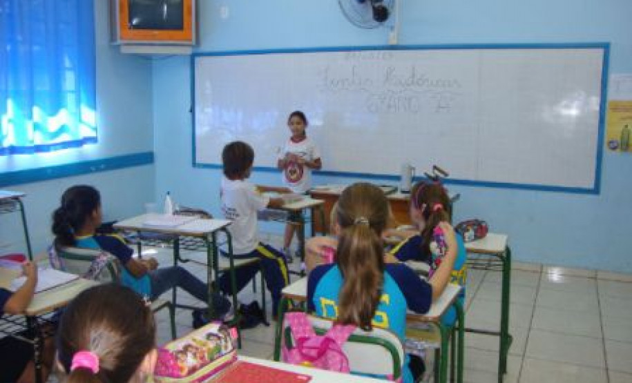 No Colégio Estadual Dario Vellozo, em Toledo, 60 alunos permanecem no colégio em tempo integral. Eles passam o dia no colégio onde têm também almoço, lanches, momento para fazerem as tarefas, recreação, viagens técnicas e intercâmbios.