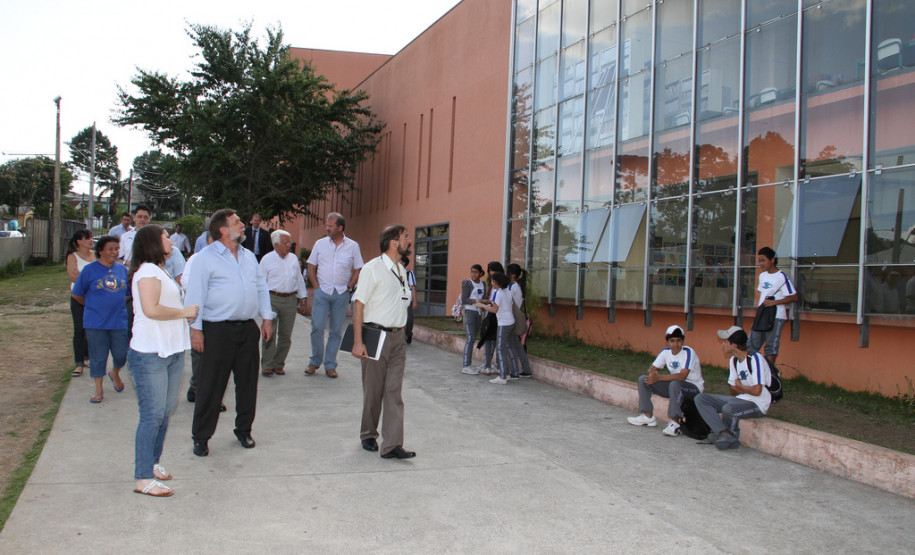 Visita de Flávio Arns ao Colégio Estadual Pilar Maturana, em 2011. <br />
<br />
Veja mais fotos em: <a href=" http://www.flickr.com/photos/flavioarns/sets/72157627875497483/with/6290316230/" target="_blank"> http://www.flickr.com/photos/flavioarns/</a>