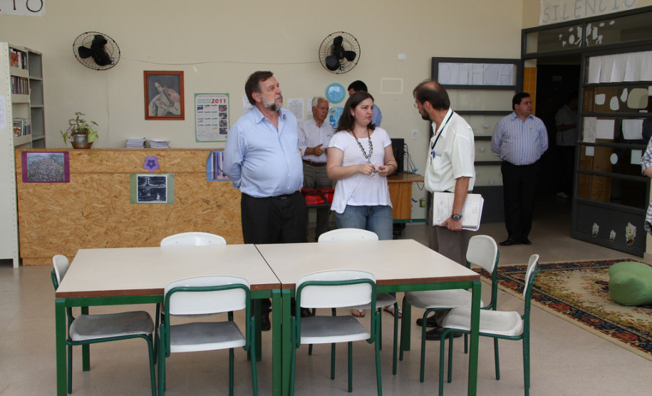 Visita de Flávio Arns ao Colégio Estadual Pilar Maturana, em 2011. <br />
<br />
Veja mais fotos em: <a href=" http://www.flickr.com/photos/flavioarns/sets/72157627875497483/with/6290316230/" target="_blank"> http://www.flickr.com/photos/flavioarns/</a>