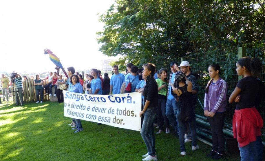 Alunos do Colégio Estadual Dario Velloso e do Colégio Estadual Novo Horizonte participaram de uma caminhada no parque Linear da Sanga Panambi, em comemoração ao Dia Mundial da Água. A Sanga é um dos cartões postais de Toledo e um dos afluentes do rio Marreco.