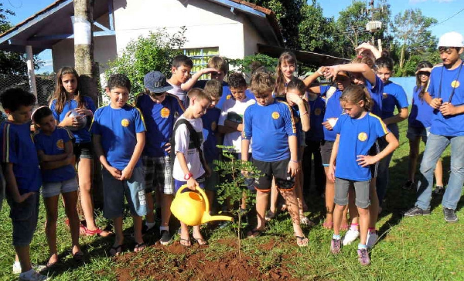 Os alunos da Escola Estadual da Cango, em Francisco Beltrão, que participam da atividade complementar em contraturno, tiveram uma palestra com técnicos ambientais da Secretaria de Estadão do Meio Ambiente e Recursos Hídricos sobre o uso desordenado da água potável, a falta de proteção dos rios, o desmatamento e demais problemas ambientais.