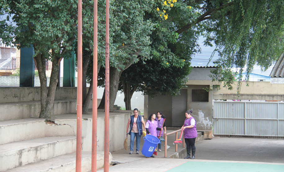 Colégio Estadual Professor Alcyone Moraes de Castro Vellozo<br />
<br />
Veja mais fotos em: <a href=" http://www.flickr.com/photos/flavioarns/sets/72157633095849139/ " target="_blank"> http://www.flickr.com/photos/flavioarns/ </a>